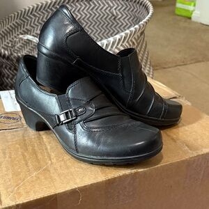 Earth Origins Black Leather Loafers